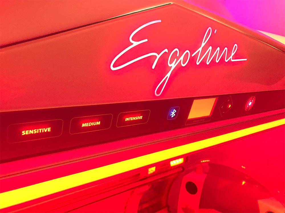 Detailfoto bedieningspaneel Ergoline Prestige 1600 zonnebank Feel-Sun Dronten met Personal Sunstyle en Bluetooth-logo